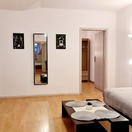 Przestronny Pokoj W Mieszkaniu Na Filipa Krakau Exterior foto