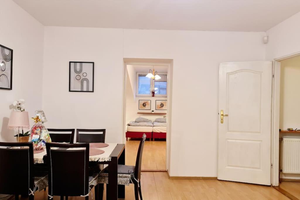 Przestronny Pokoj W Mieszkaniu Na Filipa Krakau Exterior foto