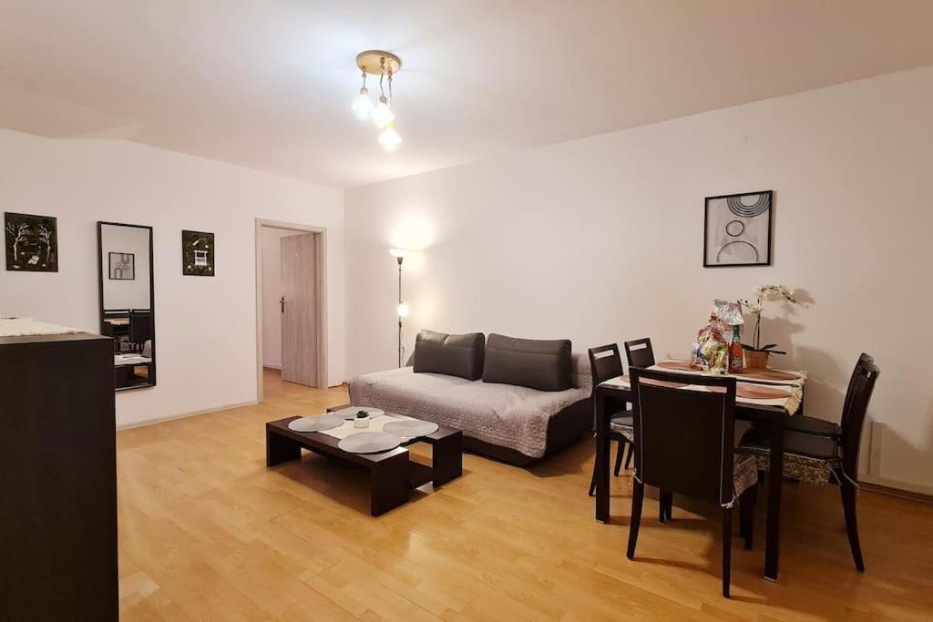 Przestronny Pokoj W Mieszkaniu Na Filipa Krakau Exterior foto